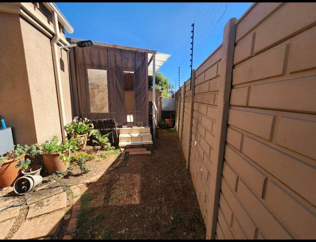 2 BEDROOM PROPERTY TO RENT IN ROODEKRANS